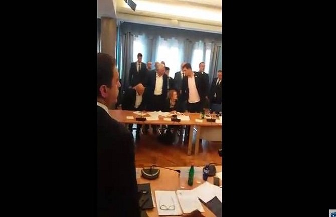 Predloženo ukidanje imuniteta poslanicima DF-a, Vučinić htio fizički da se obračuna sa Škreljom (VIDEO)