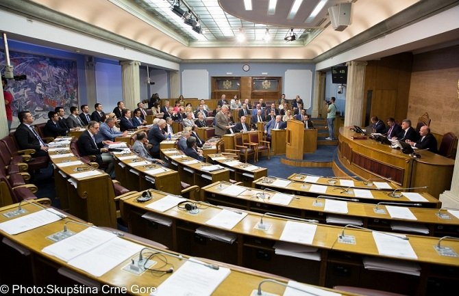 Poslanici koji bojkotuju parlament zaradili po 1.443 eura