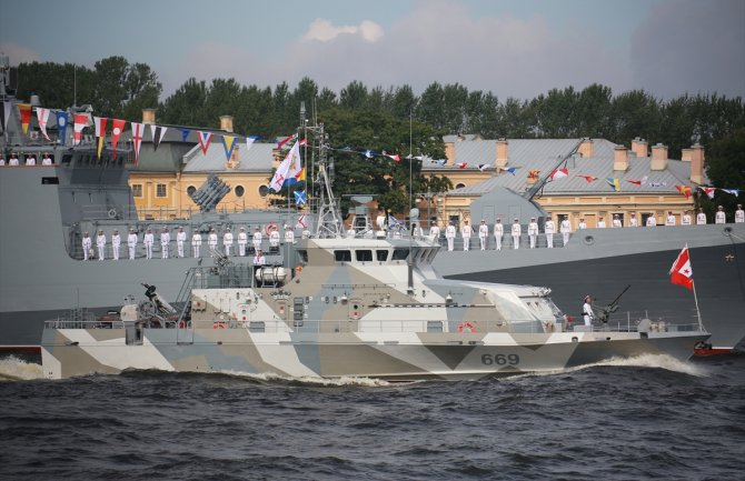 Sankt Peterburg: Obilježen Dan ruske mornarice, paradi prisustvovao i Putin(FOTO)