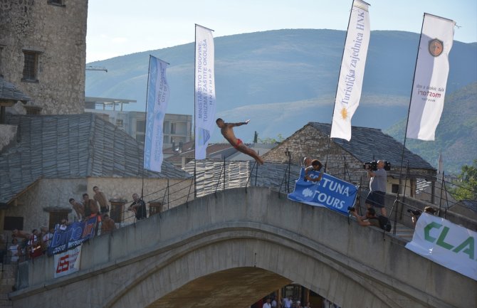 Mostar: Odražani tradicionalni skokovi sa Starog mosta, ovo su pobjednici(FOTO)