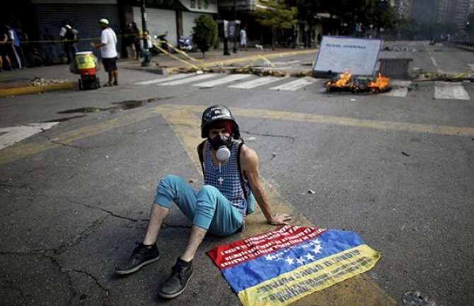 Karakas: Bačena bomba na špansku ambasadu