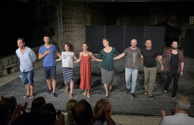 Predstava ''Dokle pogled seže'' nagrađena glasnim auplauzom u Budvi i Baru