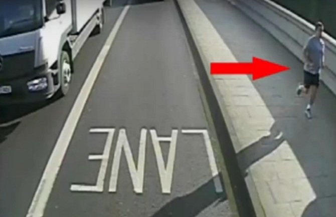 Policija traga za muškarcem koji je gurnuo ženu pod autobus (VIDEO)