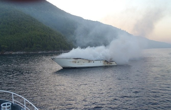 U Hrvatskoj izgorjela jahta kojom su upravljala dva Crnogorca