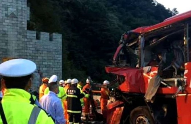Autobus udario u zid tunela na auto-putu, 36 poginulih