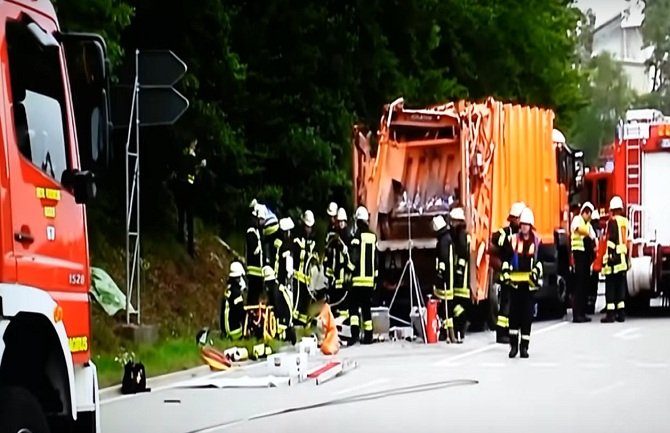 Kamion se prevrnuo na auto sa petočlanom porodicom, niko nije preživio (VIDEO)