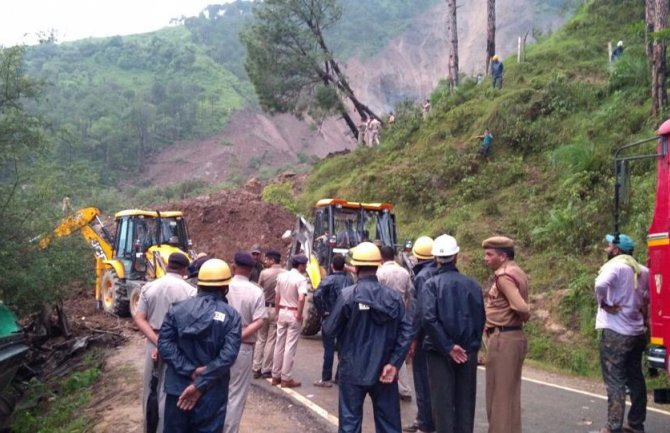 Indija: Klizište odnijelo dva autobusa, najmanje 46 mrtvih