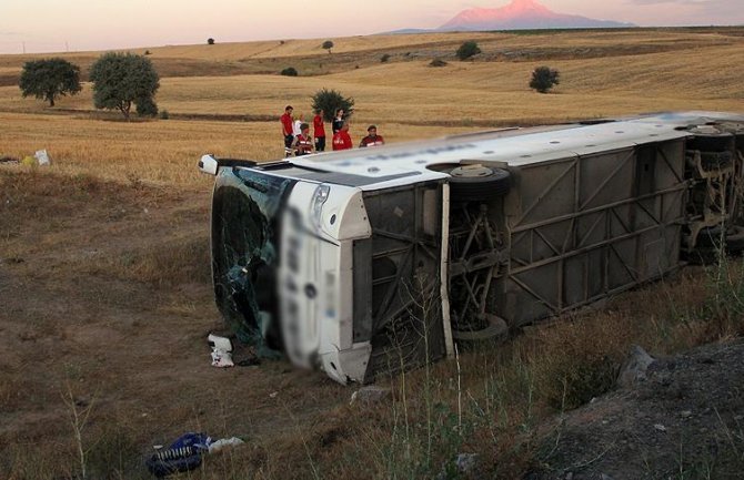 Autobus pokušao da izbjegne kravu i završio u provaliji: Poginule četiri osobe