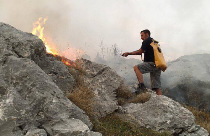 Izviđači i planinke sa Cetinja pomažu u gašenju požara na Lovćenu
