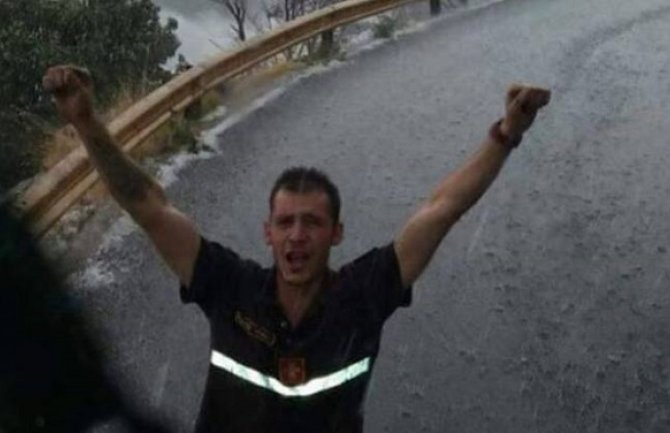Crnogorski vatrogasac se raduje kiši na Lovćenu