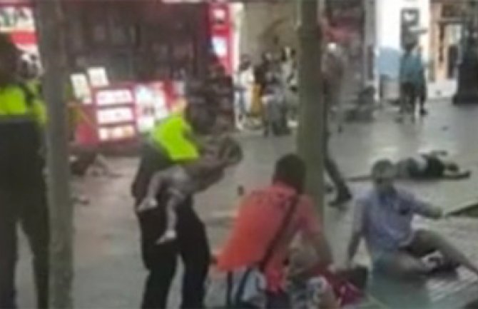 Policajac umiruje bebu nakon napada u Barseloni(VIDEO)
