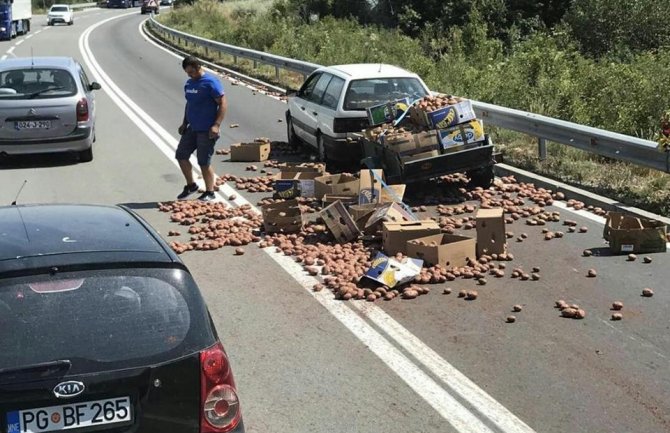 Nezgoda u Bogetićima: Krompiri završili na magistrali (FOTO)