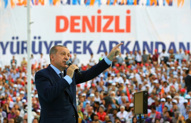 Erdogan Merkelovoj: Gospođo oprosti, i mi imamo sudove