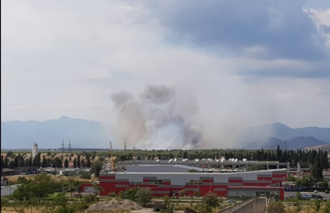 Veliki požar u Podgorici: Gori KAP, zahvatilo i Plantaže (FOTO)