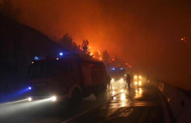 Stotine vatrogasaca gasilo požare kod Zadra i Šibenika