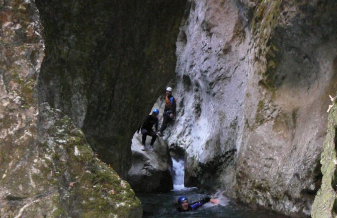 Bez opreme i vodiča, sa troje male djece otišao u kanjon Nevidio