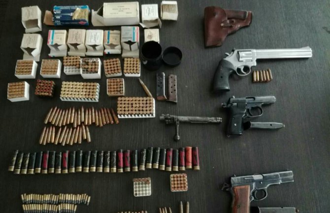 Pronađeno oružje i municija prilikom pretresa kuće Vujovića, uhapšen njegov otac