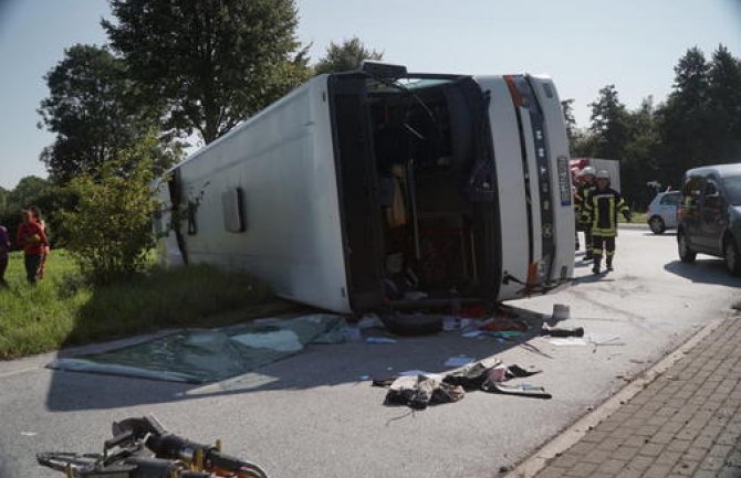 Njemačka:Prevrnuo se autobus, povrijeđene 44 osobe