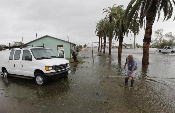 Uragan Harvi odnio pet života, poplavljen Hjuston