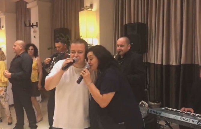 Ne može bez mikrofona: Koncert Dačića u Grčkoj (VIDEO)