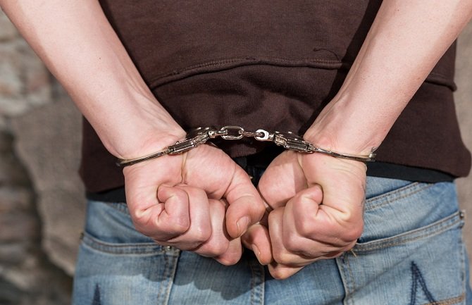 Uhapšen maloljetnik koji je pokušao da opljačka prodavnicu