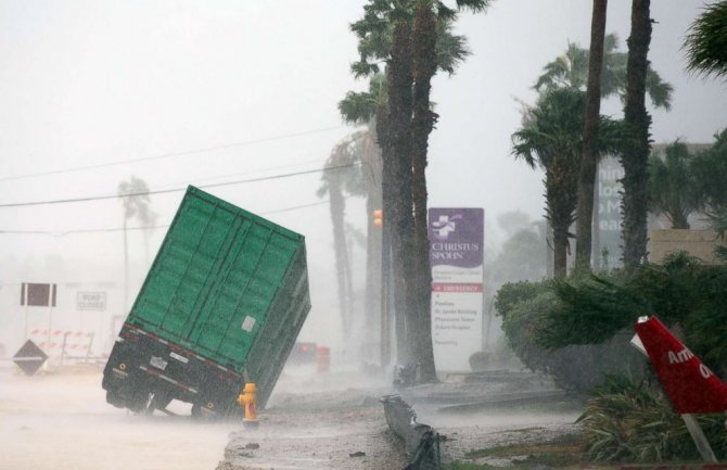 Uragan Harvi  donio poplave, spasioci čamcima pomažu ljudima (FOTO)