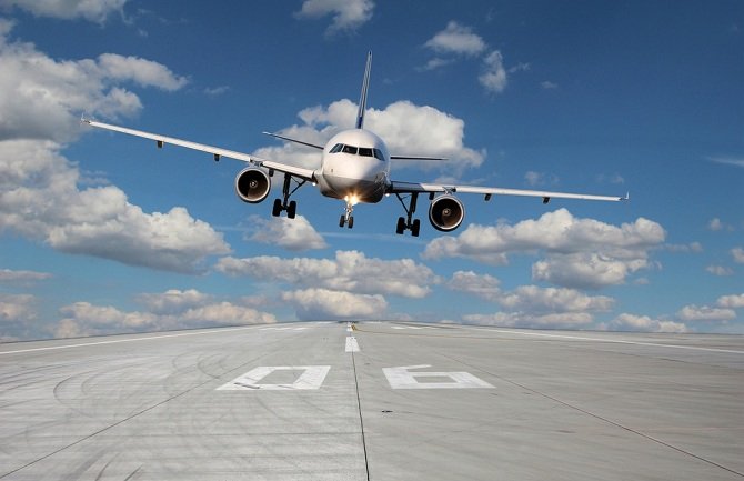 Avion zbog putnice prinudno sletio na aerodrom u Štutgartu