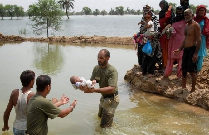 U poplavama u Pakistanu stradalo najmanje 13 osoba