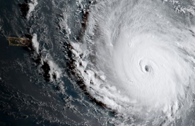 Stanovnici Floride pozvani da ne pucaju na uragan