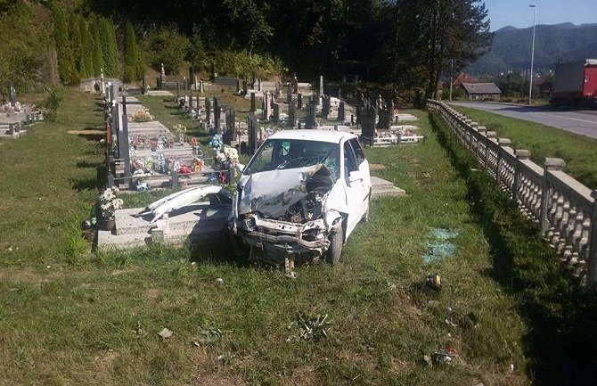 Bijelo Polje: Autom preko ograde uletjela u groblje
