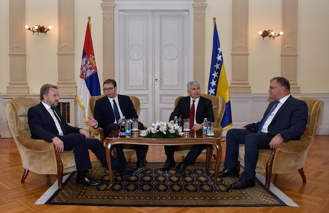 Vučić u Sarajevu dočekan uz vojne počasti 