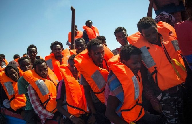 Grčka: Obalska straža kod Santorinija presrela brod sa migrantima