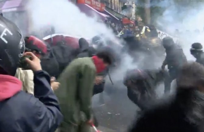 Pariz: Demonstranti gađali kamenjem policiju, odgovorili suzavcem(VIDEO)