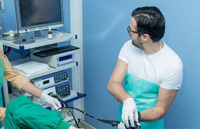 Doktor uradio kolonoskopiju kako bi se saosjećao sa pacijentima (VIDEO)