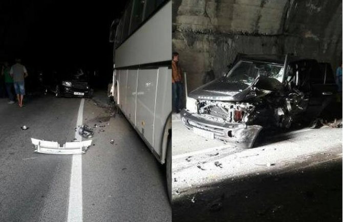 Udes kod Sutomora: Preticao u tunelu pa udario u autobus