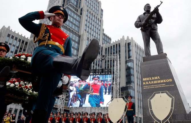 U Moskvi otkriven spomenik Kalašnjikovu