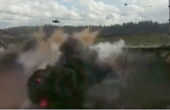  Helikopter greškom ispalio rakete na parkirana vozila, dvije osobe povrijeđene(VIDEO)