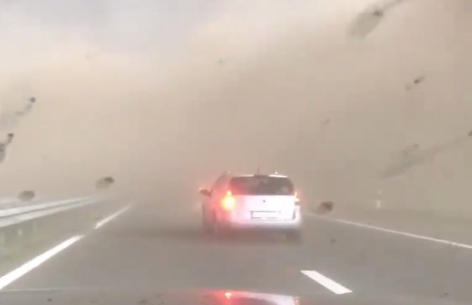 Tornado na put BG-NS: Pogledajte reakciju vozača(VIDEO)