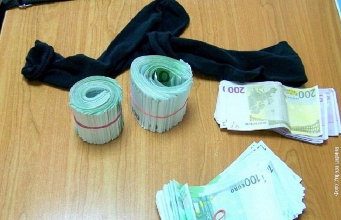 U čarapama sakrili 73.000 neprijavljenih eura