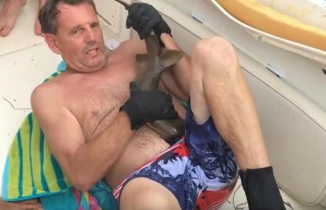 Muškarca zagrizao morski pas, morali da ga ubiju da bi ga pustio (Video)