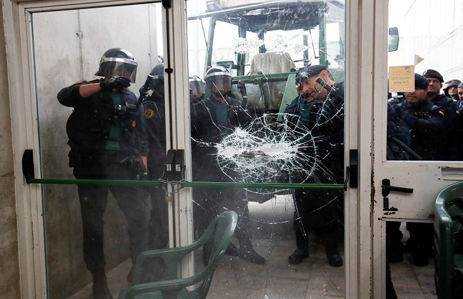 Referendum u Kataloniji: Policija čekićem slomila vrata 
