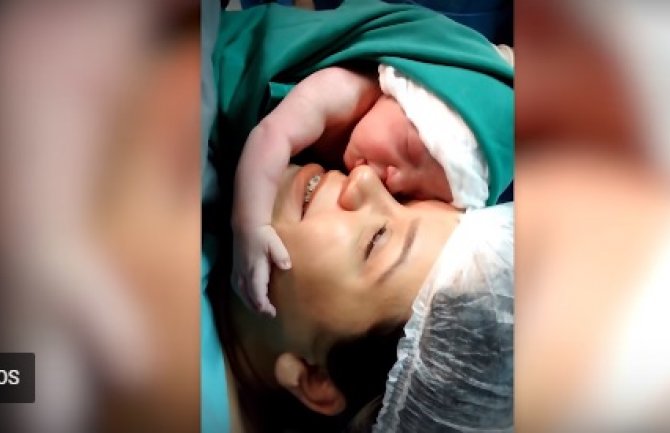 VIDEO koji je rasplakao svijet: Beba grli majku nakon rođenja