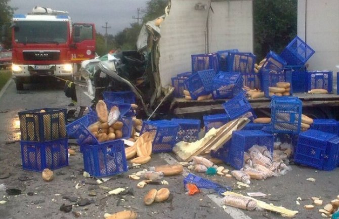 Srbija: Čeoni sudar dva kamiona, poginuli vozači