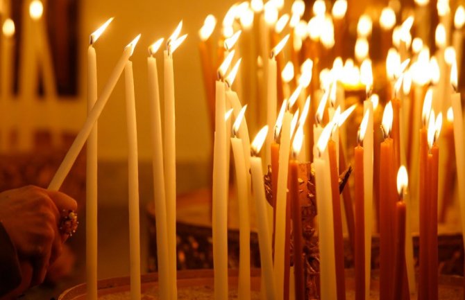 Danas su Miholjske zadušnice: Zapalite svijeću i svakom ko zatraži udijelite milostinju 