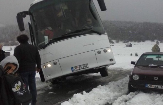  Nevrijeme napravilo probleme: Autobus sa polumaturantima skliznuo sa puta