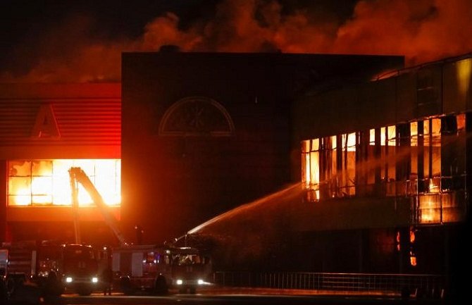 Zbog požara u trgovačkom centru u Moskvi evakuisano oko 3.000 osoba