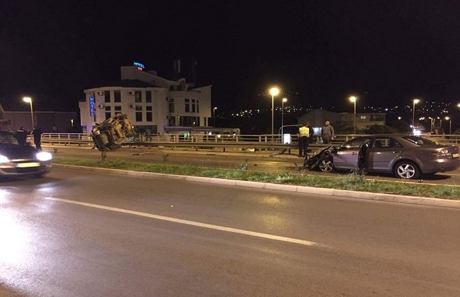 Udes u Maslinama: U sudaru dva automobila jedan se prevrtao po putu (FOTO)