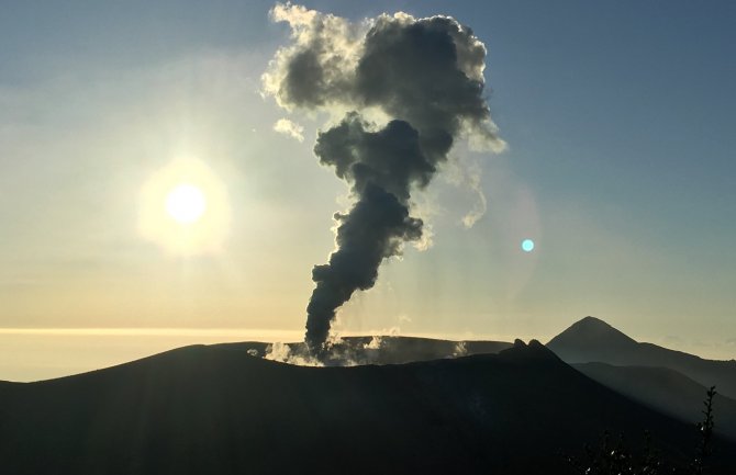 Japan: Erupcija vulkana, stub pepela visok 1.700 metara se podigao iz kratera 