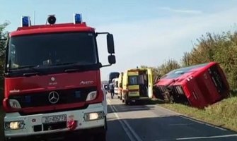 Prevrnuo se autobus pun djece, vozač automobila poginuo (VIDEO)