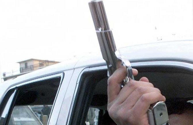 Gornji Kokoti: Šenlučili ispred kafane, pronađeni pištolj i puška
